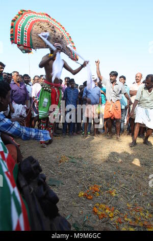 Le foto scattate durante un festival tempio vicino a thrissur,con puthan thira,trattamento viso make up,rituali Foto Stock