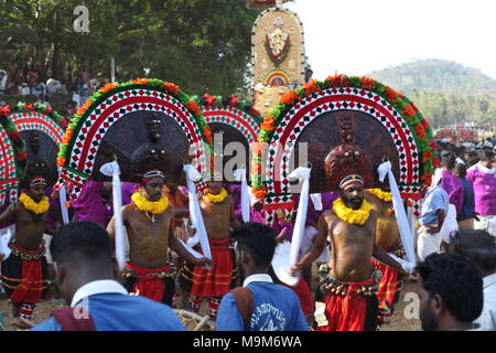 Puthan e thira,un rituale associato con Festival tempio del Kerala,che rappresentano il signore siva e la dea Kali bhadra Foto Stock