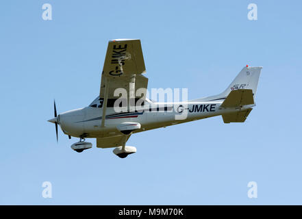 Cessna 172S Skyhawk a Wellesbourne Airfield, Warwickshire, Regno Unito (G-JMKE) Foto Stock