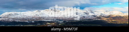 Inverno panoramica vista dall alto o'Selside nel Lake District inglese a Coniston Fells con Coniston Old Man in centro Foto Stock