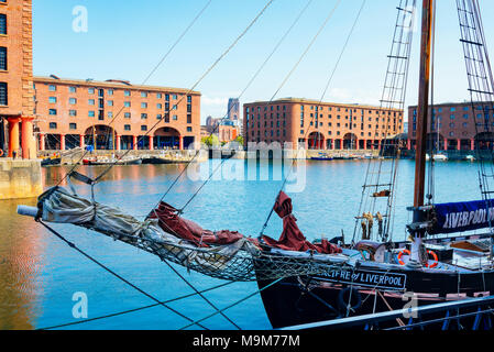 Albert Dock, Liverpool, con la Cattedrale Anglicana dello skyline Foto Stock