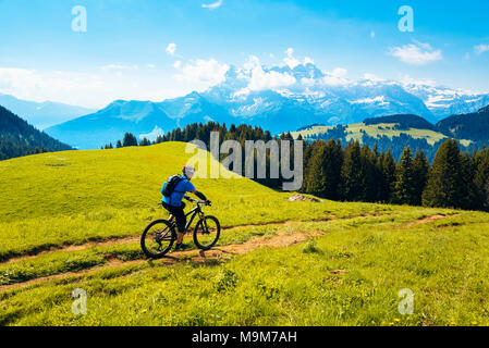 Rider che partecipano al Pass'Portes du Soleil 2016 MTB mountain bike evento, con vista dei Dents du Midi Foto Stock