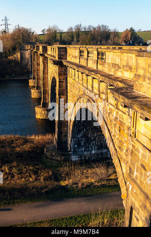 La Lune Acquedotto (completato nel 1797), porta il Lancaster Canal oltre il fiume Lune in Lancaster Lancashire Inghilterra Foto Stock