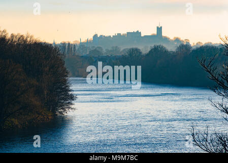 La Collina del Castello e il fiume Lune dal Lune acquedotto in Lancaster, Lancashire Foto Stock