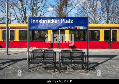 Berlin Schöneberg. Innsbrucker Platz S-Bahn stazione ferroviaria piattaforma con rosso e giallo carrello del treno Foto Stock