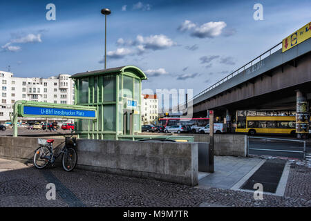 Berlin Schöneberg. Innsbrucker Platz della U-Bahn stazione ferroviaria ingresso. Parte di Berlino commuter rail network Foto Stock