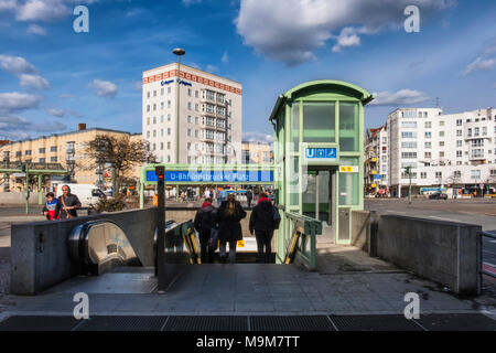 Berlin Schöneberg. Innsbrucker Platz della U-Bahn stazione ferroviaria ingresso. Parte di Berlino commuter rail network Foto Stock