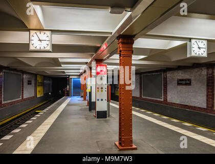 Berlin Schöneberg. Innsbrucker Platz della U-Bahn stazione ferroviaria interni disegnati da Paolo con metallo rivettato colonne e pareti piastrellate Foto Stock