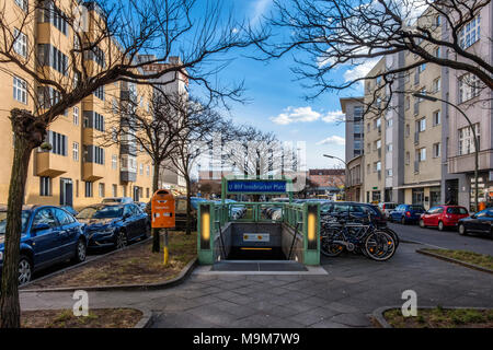 Berlin Schöneberg.Street view. Innsbrucker Platz della U-Bahn stazione ferroviaria di entrata e di edifici di appartamenti in Innsbrucker Strasse Foto Stock