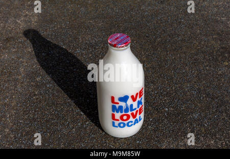 Bicchiere di Latte bottiglie. Amore Amore latte Consegna locale Foto Stock