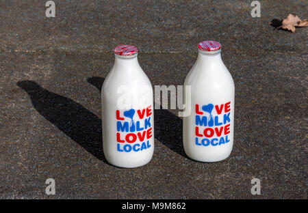 Bicchiere di Latte bottiglie. Amore Amore latte Consegna locale Foto Stock
