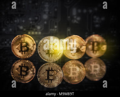 Bitcoins e nuovo denaro virtuale concetto sul tracciato di ritaglio sfondo Foto Stock