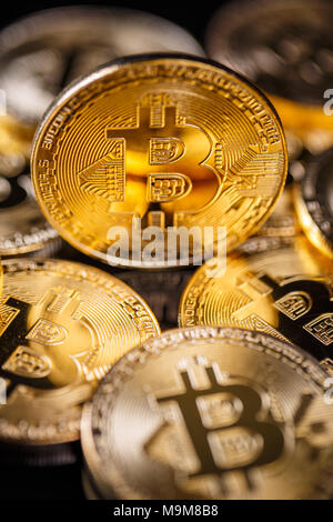 Golden Bitcoins. Nuovo denaro virtuale sullo sfondo Foto Stock