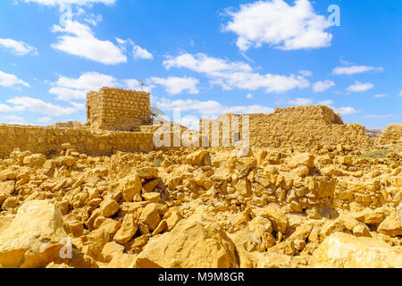 I resti della rocca di Masada (ora un parco nazionale), sul bordo orientale del deserto Judaean, Israele sud Foto Stock