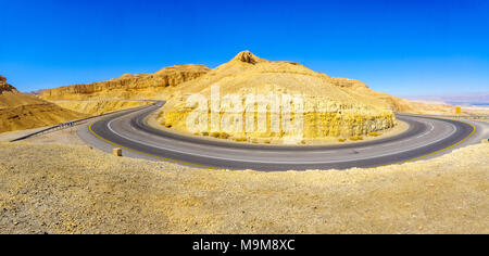 Vista della strada 25 avvolgimento tra le scogliere del deserto, nel nord della valle di Arava, Israele sud Foto Stock