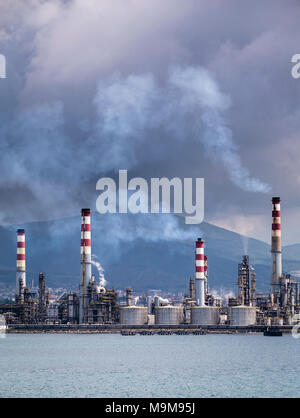 Intenso fumo di una raffineria di petrolio Foto Stock