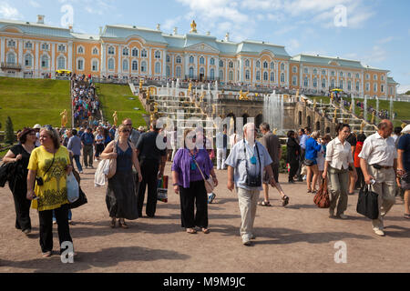 I turisti al Grand cascata in Peterhof. Palazzo d'estate. San Pietroburgo Russia Foto Stock