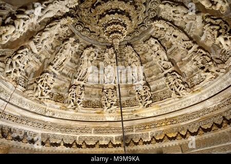 Intricato ornato soffitto intagliato del tempio Jain Jaisalmer che mostra le statue di divinità di Jain e delle divinità Rajashan India Foto Stock