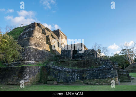 Antico tempio Maya e rovine di Altun Ha, Belize Foto Stock