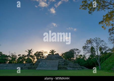 Antico tempio Maya e rovine di Altun Ha, Belize Foto Stock