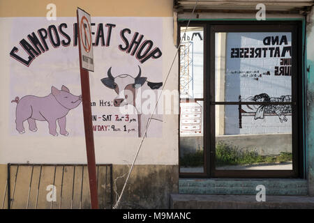 Macelleria segno con una mucca, un suino e una riflessione in Orange Walk, Belize Foto Stock