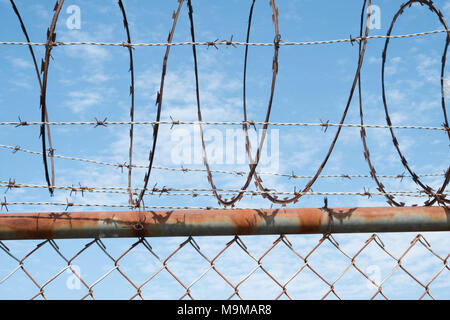 Recinzione barbwire closeup su sky - barb recinto di filo - Foto Stock