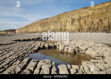 Scogliere calcaree e la piscina a Llantwit Major Beach Foto Stock