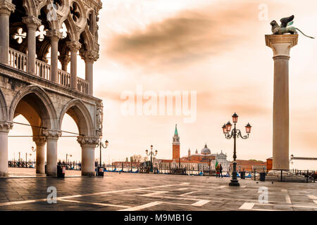 La piazzetta di San Marco, la facciata a sud di La Basilica di San Marco, mostrando arcade e Colonne del Palazzo Ducale, leone alato colonna, lampade e San Giorgio Foto Stock