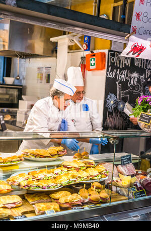 Due uomini italiani che serve panini al Mercato Centrale di Roma vicino alla stazione Termini di Roma, Roma, lazio, Italy. Foto Stock
