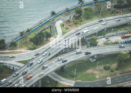 Strada trafficata traffc dal di sopra, vetture su strada - città antenna del traffico Foto Stock