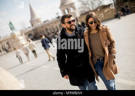 A piedi della graziosa amare giovane felicemente a piedi e tenendo le mani a Budapest, Ungheria Foto Stock