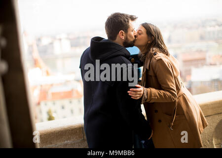 Abbracciato amare giovane nella zona storica di Budapest, Ungheria Foto Stock