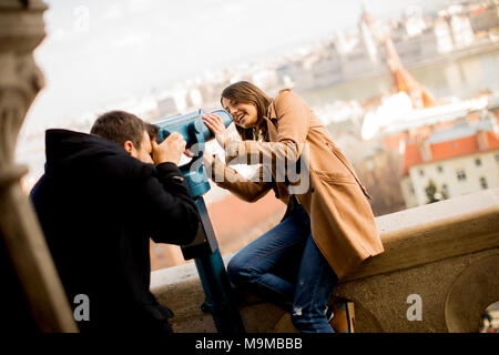 Abbracciato amare giovane nella zona storica di Budapest, Ungheria Foto Stock