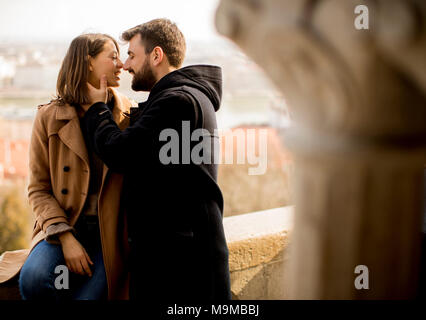 Abbracciato amare giovane nella zona storica di Budapest, Ungheria Foto Stock