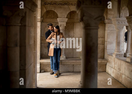 Abbracciato amare giovane nella zona storica di Budapest, Ungheria Foto Stock