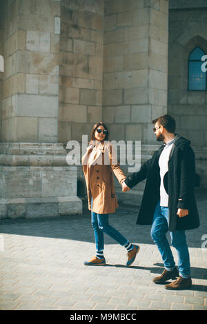 A piedi della graziosa amare giovane felicemente a piedi e tenendo le mani a Budapest, Ungheria Foto Stock