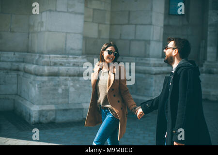 A piedi della graziosa amare giovane felicemente a piedi e tenendo le mani a Budapest, Ungheria Foto Stock