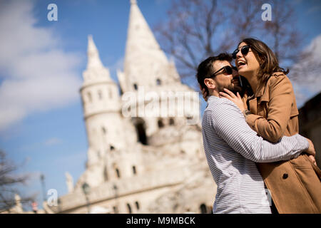 Abbracciato amare giovane nella zona storica di Budapest, Ungheria Foto Stock