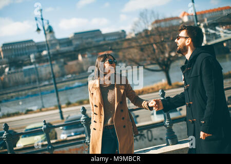 A piedi della graziosa amare giovane felicemente a piedi e tenendo le mani a Budapest, Ungheria Foto Stock