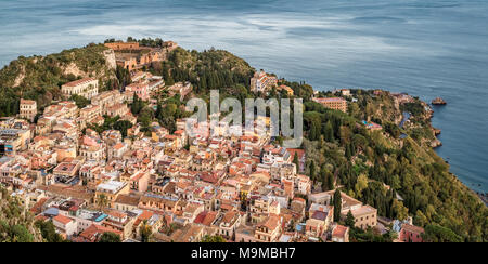 Il villaggio di Taormina vista da Castelmola. Provincia di Messina, Sicilia, Italia. Foto Stock