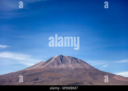 Vulcano Licancabur in Reserva Nacional de fauna Andina Eduardo Avaroa in Bolivia Foto Stock