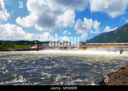 Bonneville Dam sul Columbia River Gorge tra Oregon e Washington Foto Stock