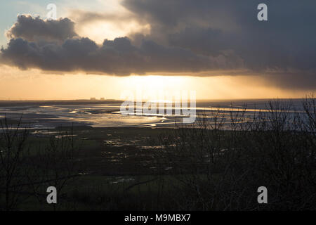 Heysham centrale nucleare sulle rive della baia di Morecambe con nubi e pioggia si avvicina, baia di Morecambe Inghilterra UK GB Foto Stock