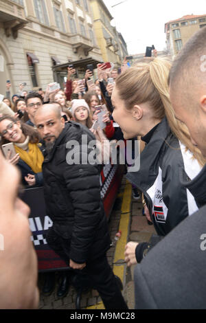 Gigi Hadid si diparte dalla presentazione TOMMYXGIGI dotate: Gigi Hadid Dove: Milano, Italia Quando: 24 Feb 2018 Credit: IPA/WENN.com * * disponibile solo per la pubblicazione in UK, USA, Germania, Austria, Svizzera** Foto Stock