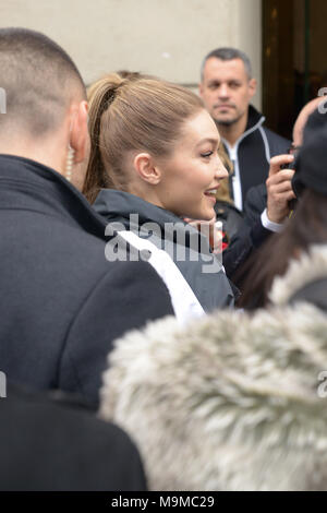 Gigi Hadid si diparte dalla presentazione TOMMYXGIGI dotate: Gigi Hadid Dove: Milano, Italia Quando: 24 Feb 2018 Credit: IPA/WENN.com * * disponibile solo per la pubblicazione in UK, USA, Germania, Austria, Svizzera** Foto Stock