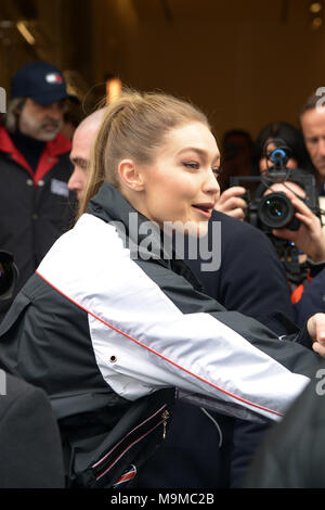 Gigi Hadid si diparte dalla presentazione TOMMYXGIGI dotate: Gigi Hadid Dove: Milano, Italia Quando: 24 Feb 2018 Credit: IPA/WENN.com * * disponibile solo per la pubblicazione in UK, USA, Germania, Austria, Svizzera** Foto Stock