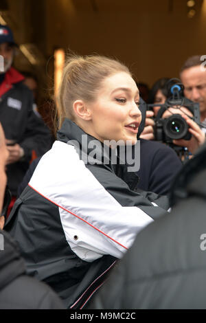 Gigi Hadid si diparte dalla presentazione TOMMYXGIGI dotate: Gigi Hadid Dove: Milano, Italia Quando: 24 Feb 2018 Credit: IPA/WENN.com * * disponibile solo per la pubblicazione in UK, USA, Germania, Austria, Svizzera** Foto Stock