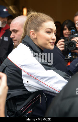 Gigi Hadid si diparte dalla presentazione TOMMYXGIGI dotate: Gigi Hadid Dove: Milano, Italia Quando: 24 Feb 2018 Credit: IPA/WENN.com * * disponibile solo per la pubblicazione in UK, USA, Germania, Austria, Svizzera** Foto Stock