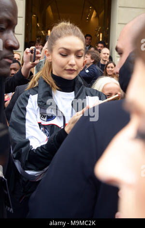 Gigi Hadid si diparte dalla presentazione TOMMYXGIGI dotate: Gigi Hadid Dove: Milano, Italia Quando: 24 Feb 2018 Credit: IPA/WENN.com * * disponibile solo per la pubblicazione in UK, USA, Germania, Austria, Svizzera** Foto Stock