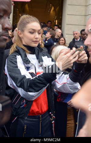 Gigi Hadid si diparte dalla presentazione TOMMYXGIGI dotate: Gigi Hadid Dove: Milano, Italia Quando: 24 Feb 2018 Credit: IPA/WENN.com * * disponibile solo per la pubblicazione in UK, USA, Germania, Austria, Svizzera** Foto Stock